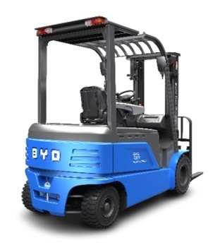 Fabricado na China, a balança de três pivots da BYD pesa 1,6-2,0 toneladas de empilhadeira eléctrica pura