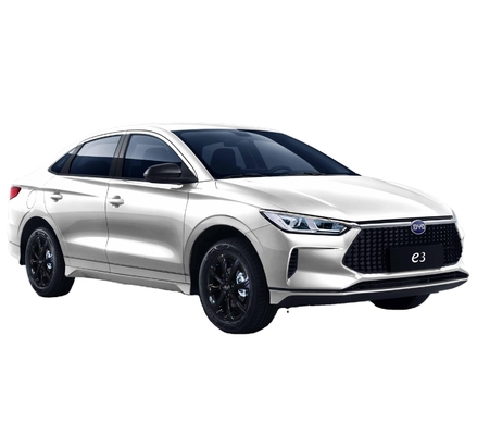 O sedã elétrico compacto BYD e3 tem uma autonomia de 410 quilómetros.