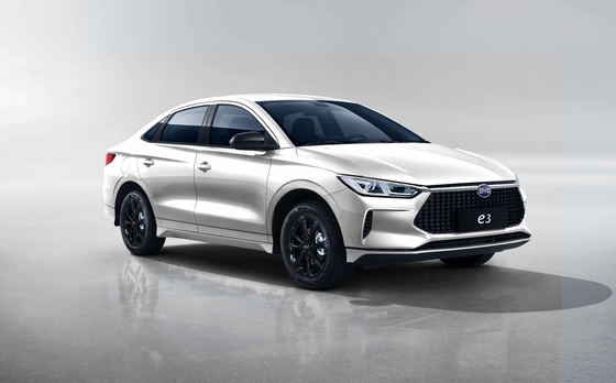 O sedã elétrico compacto BYD e3 tem uma autonomia de 410 quilómetros.