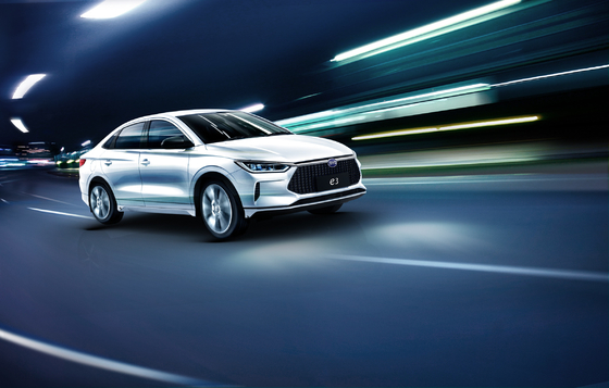 O sedã elétrico compacto BYD e3 tem uma autonomia de 410 quilómetros.