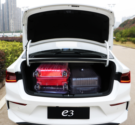 O sedã elétrico compacto BYD e3 tem uma autonomia de 410 quilómetros.