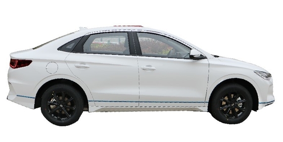 O sedã elétrico compacto BYD e3 tem uma autonomia de 410 quilómetros.