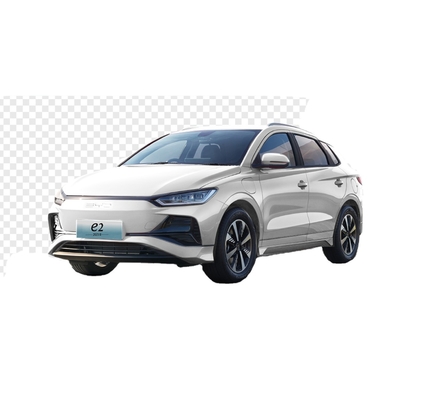 O sedã elétrico compacto BYD e2 tem uma autonomia de 405 quilómetros.