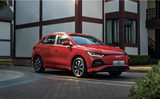 O sedã elétrico compacto BYD e2 tem uma autonomia de 405 quilómetros.
