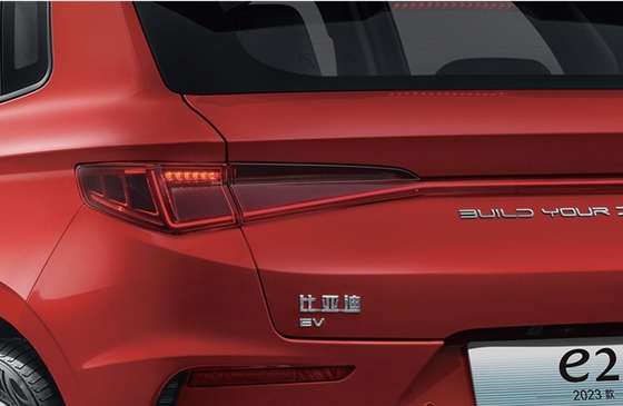 O sedã elétrico compacto BYD e2 tem uma autonomia de 405 quilómetros.