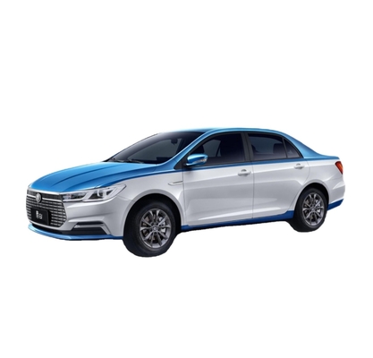 O táxi elétrico puro Qin EV da BYD tem uma autonomia de 450KM e um corpo de duas cores.