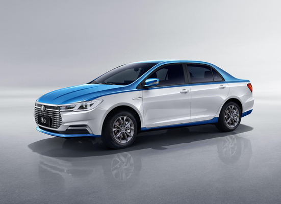 O táxi elétrico puro Qin EV da BYD tem uma autonomia de 450KM e um corpo de duas cores.