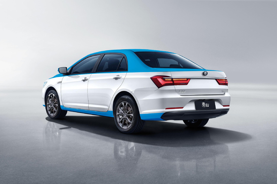O táxi elétrico puro Qin EV da BYD tem uma autonomia de 450KM e um corpo de duas cores.