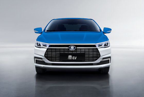 O táxi elétrico puro Qin EV da BYD tem uma autonomia de 450KM e um corpo de duas cores.