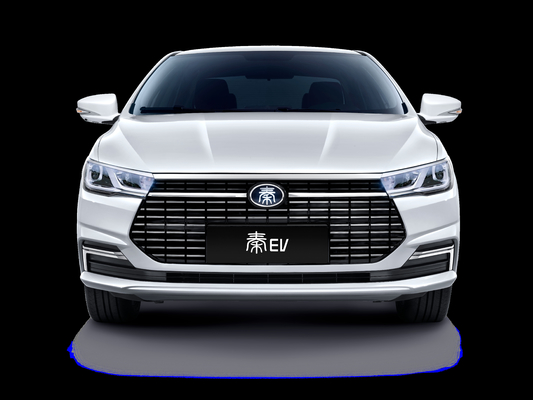 O táxi elétrico puro Qin EV da BYD tem uma autonomia de 450KM e um corpo de duas cores.