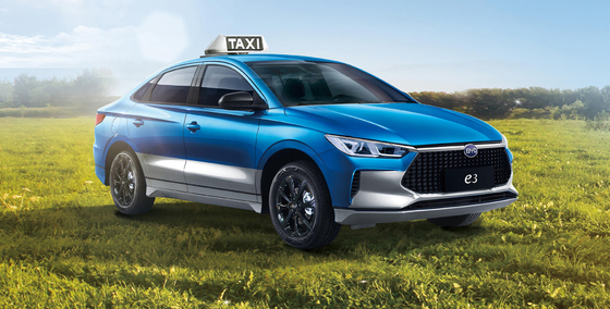 O táxi e3 elétrico puro BYD tem um alcance de 401KM.